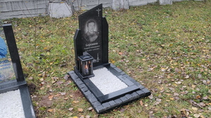 Стеклянный вертикальный памятник с гранитной лампадой